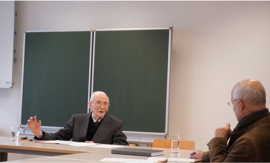 Augustin Schmied CSsR bei der Defensio im Gespräch mit Prof. Johannes Hoff, Foto: Rendika Nugraha