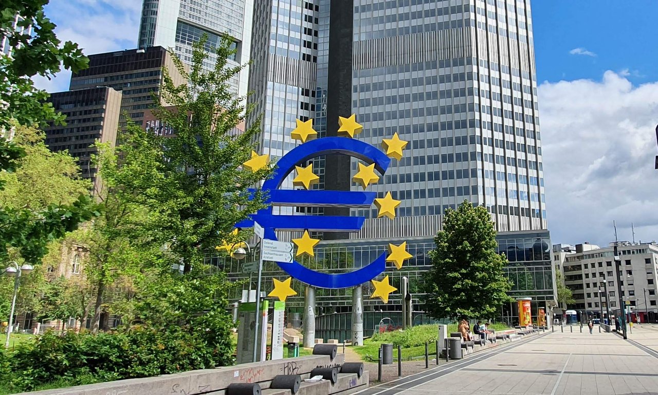 euro-6304688_935x561