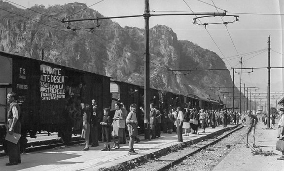Bozen Bahnhof Flüchtlinge