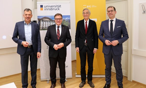 Gruppenfoto: Der Innsbrucker Bürgermeister Georg Willi, Landeshauptmann Günther Platter, Rektor Tilmann Märk und BIG-Geschäftsführer Hans-Peter Weiss (von links).