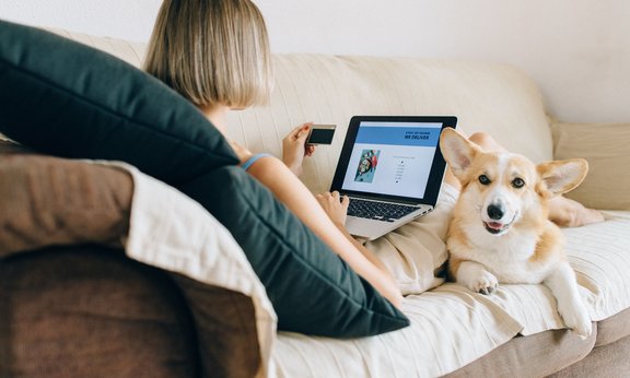 Frau Onlineshopping mit Hund