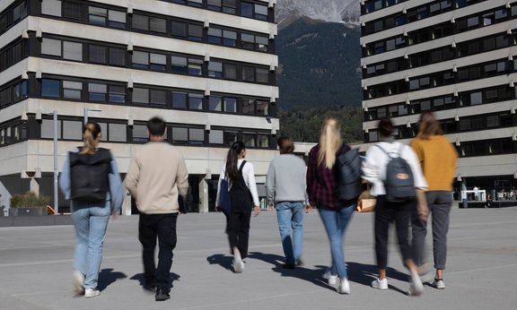 Studierende auf dem Geiwi-Vorplatz