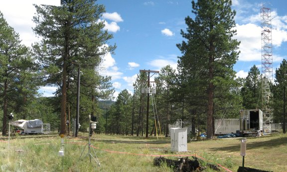 Ein weitgehend unberührtes Waldgebiet in den Rocky Mountains diente als Standort für den Messturm, der mit einem hochspezialisierten Gerät zur Messung winzigster Mengen organischer Spurenstoffe in der Luft ausgestattet ist. Bild: Thomas Karl