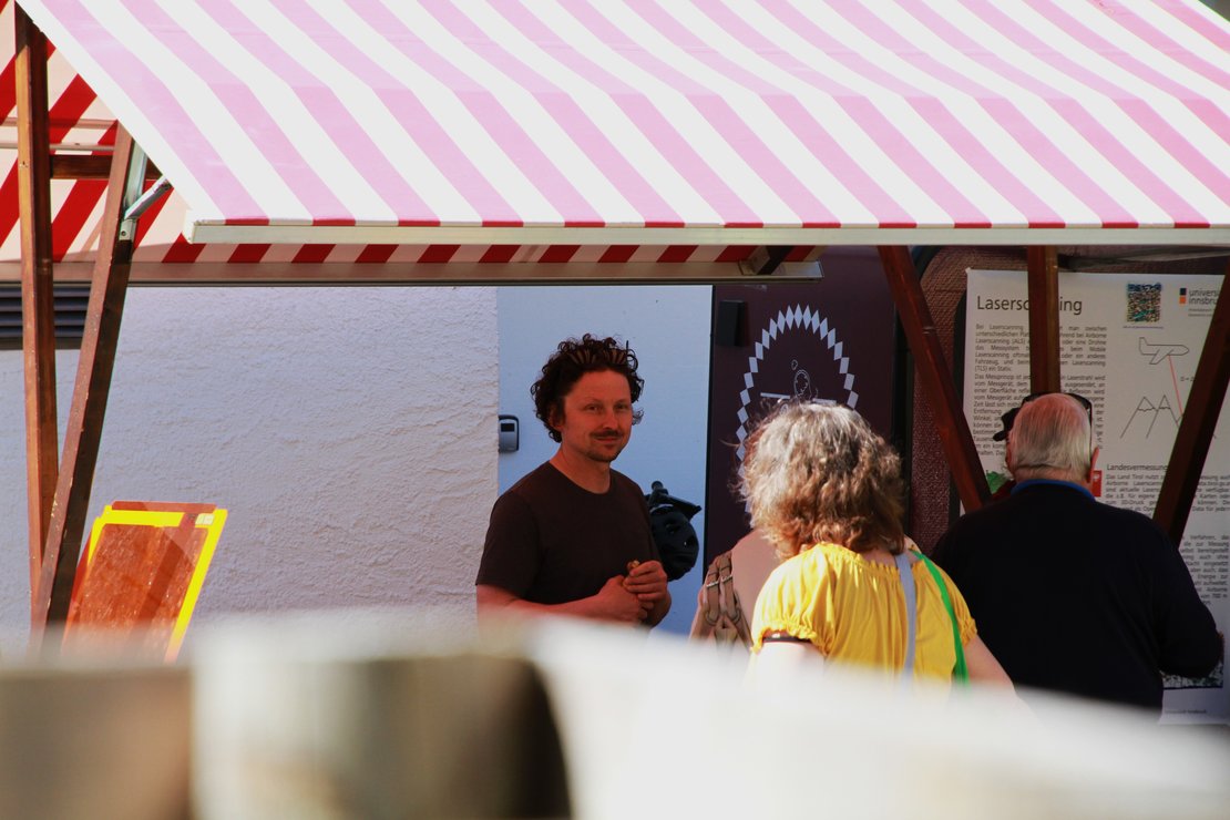 Messestände mit Personen