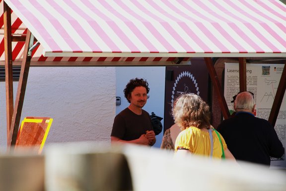 Messestände mit Personen