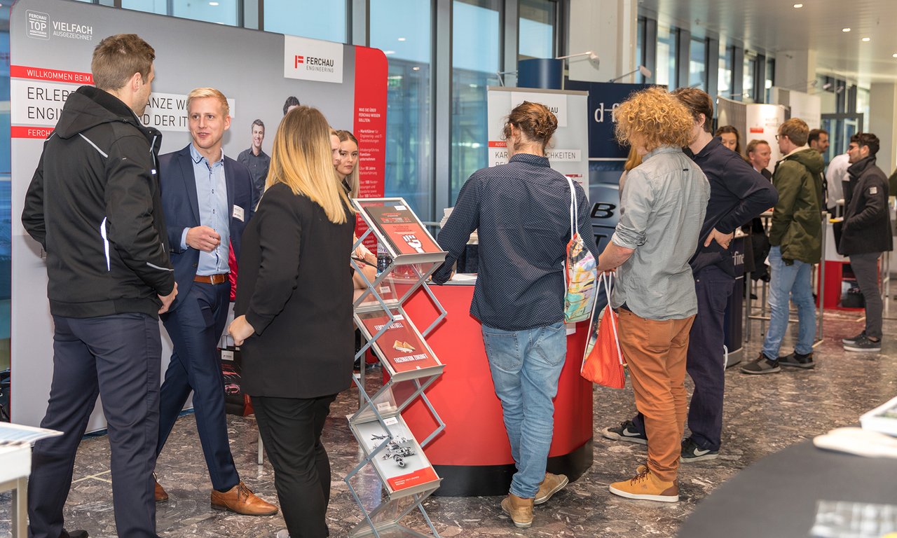 Studierende kamen bei den KarriereGipfeln mit Unternehmen verschiedenster Branchen ins Gespräch.