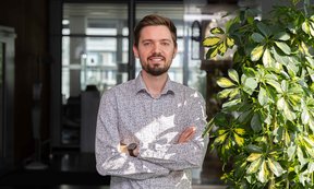 Porträtbild von Torsten Zache mit vor der Brust verschränkten Armen