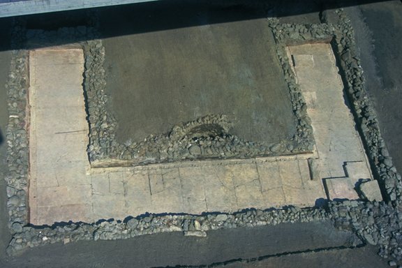 Marmorbecken im Peristylbereich des Atriumhauses