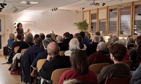 Blick in den gefüllten Vortragsraum des Brenner-Archivs