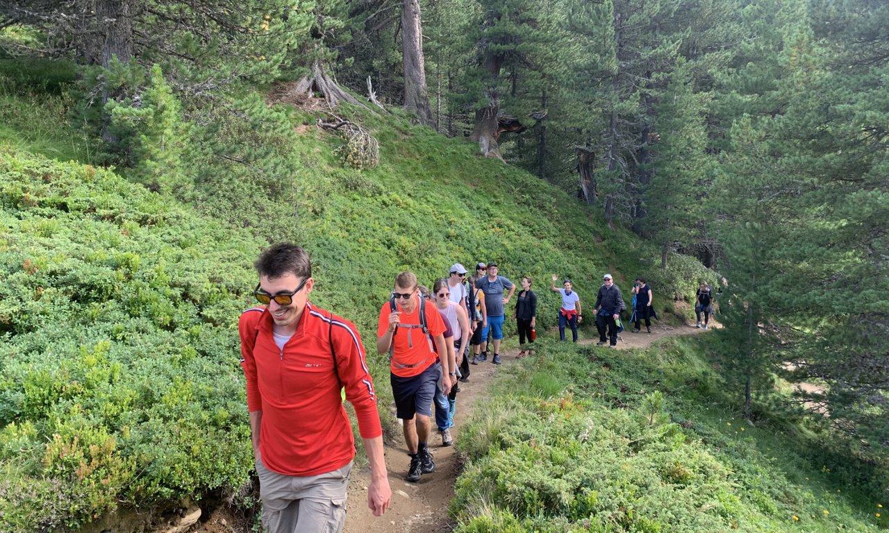 Menschen wandern zusammen im Wald