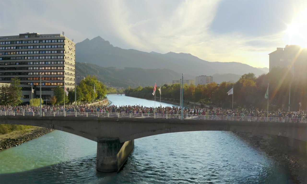 Viele Menschen auf der Unibrücke über dem Inn