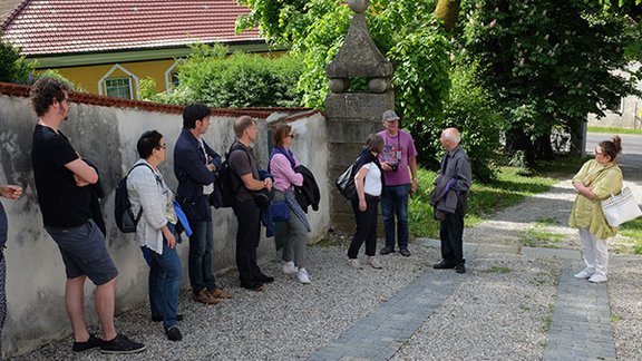 Auf Schloss Seisenegg, in Diskussion mit Professor Heimo Cerny (mitte-rechts).