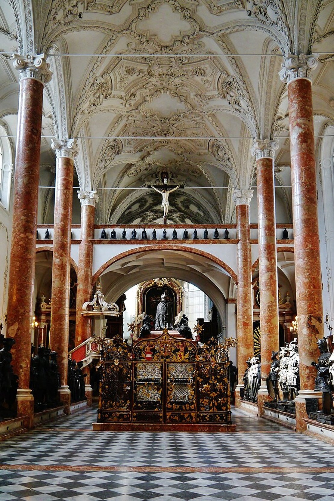 Hofkirche Innen Ost