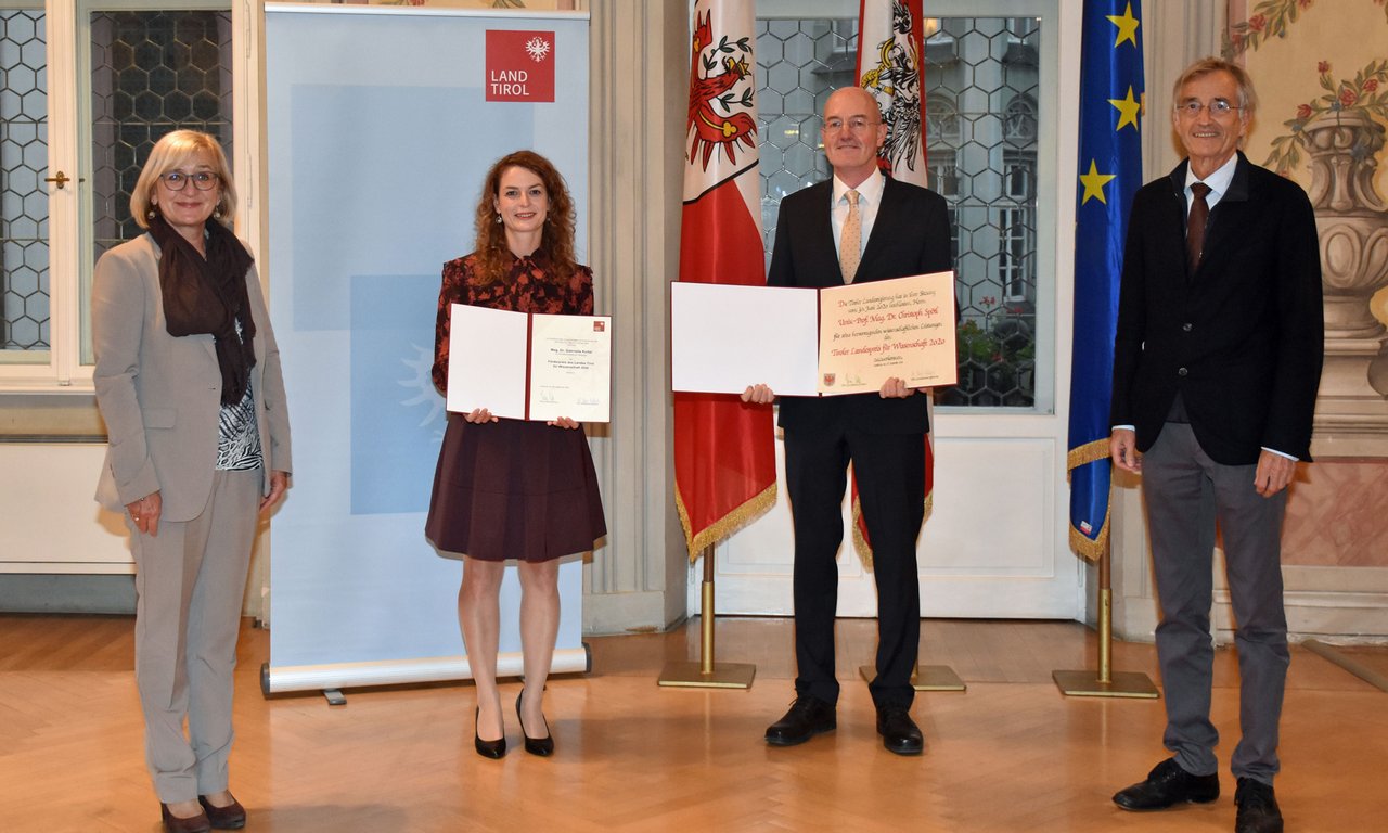 V.l. Landesrätin Beate Palfrader, Förderpreisträgerin Gabriella Koltai, Preisträger Christoph Spötl und Rektor der Universität Innsbruck Tilmann Märk.