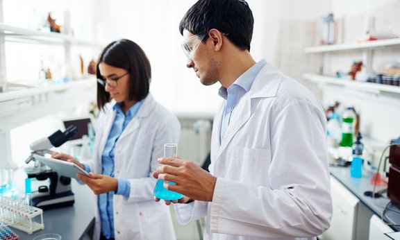 Zwei Forscher:innen arbeiten im Labor