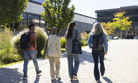 Studierende laufen auf dem Campus