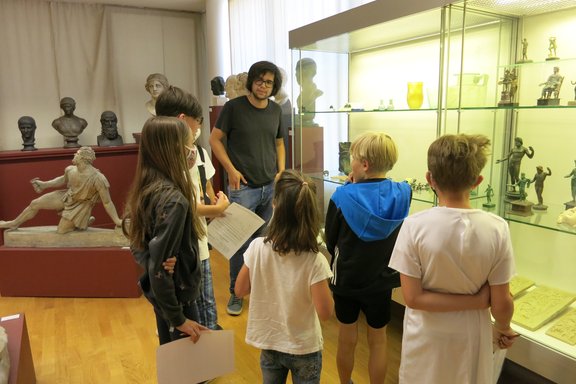 Kinder lernen etwas über das Antike Rom