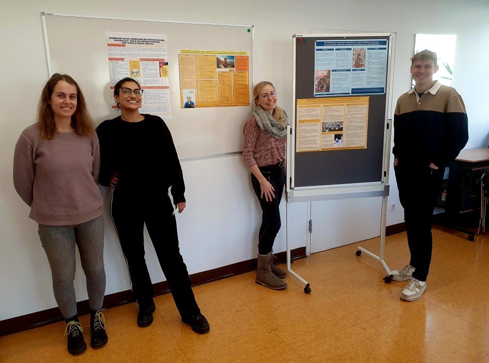 Personen vor einer Posterwand