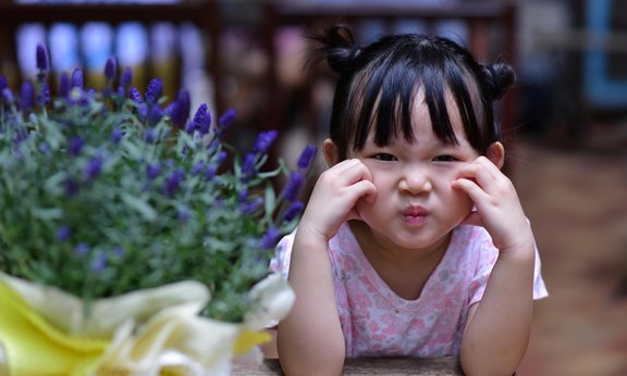 Entzückendes Kind Mit Lavendelstrauß Spielt Im Freien