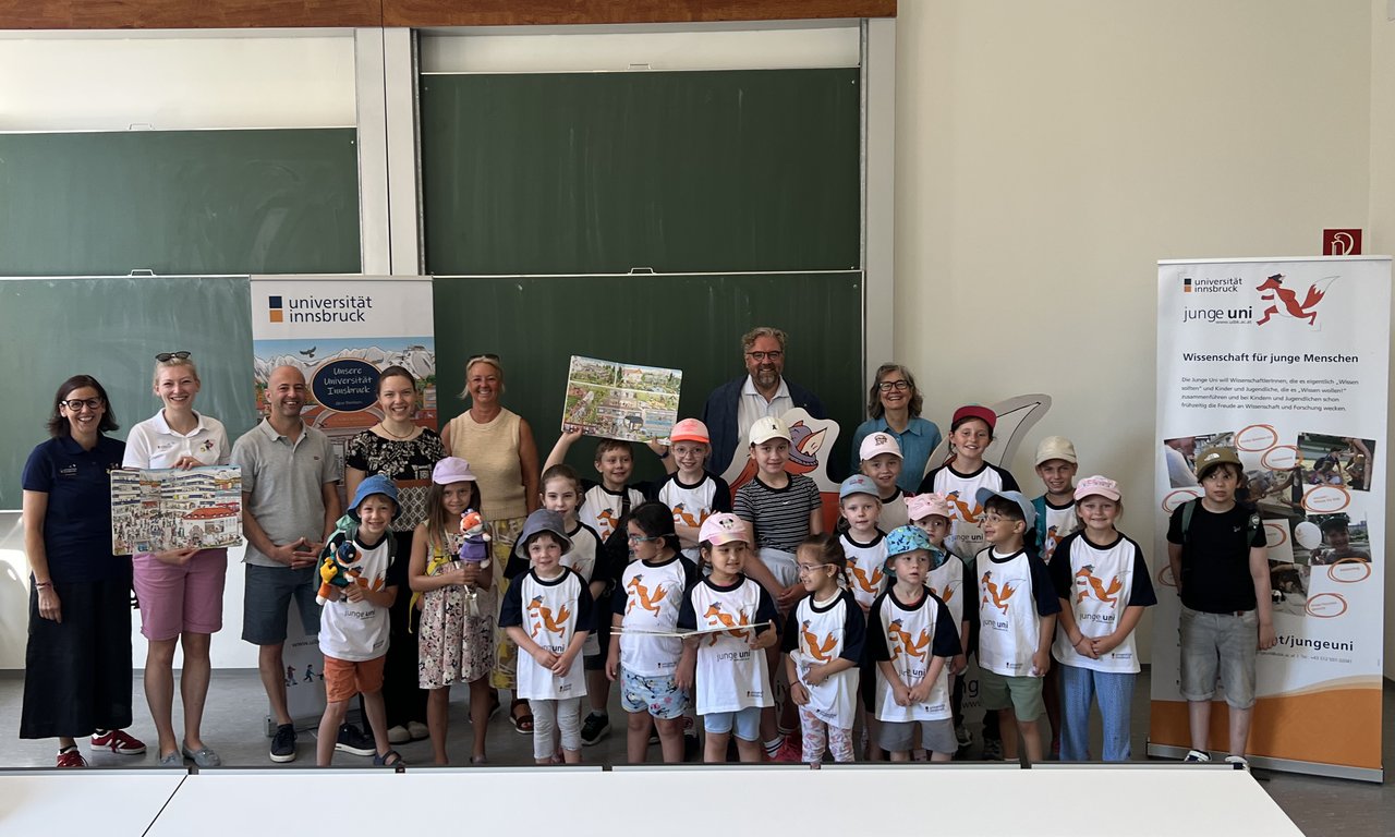 Gruppenbild mit Organisatoren und teilnehmenden Kindern