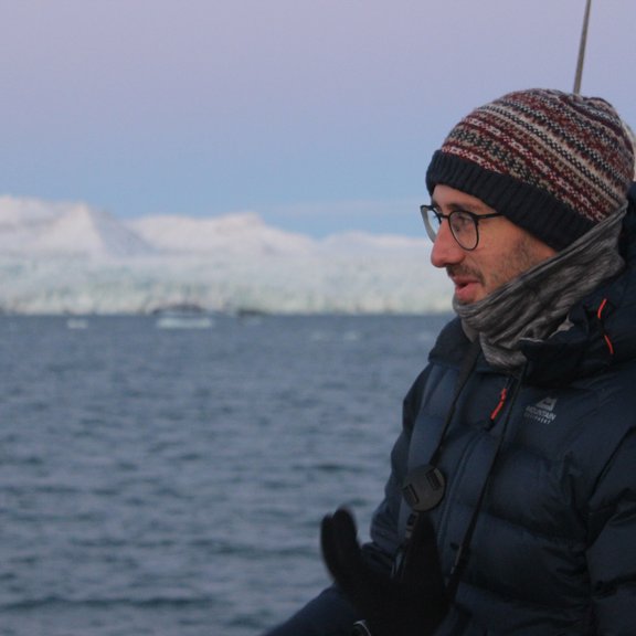 Mann vor Landschaftshintergrund