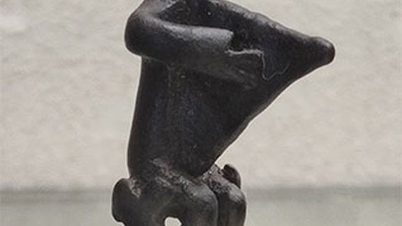 Bronzefigur seitlich von links Bronzefigur seitlich von links