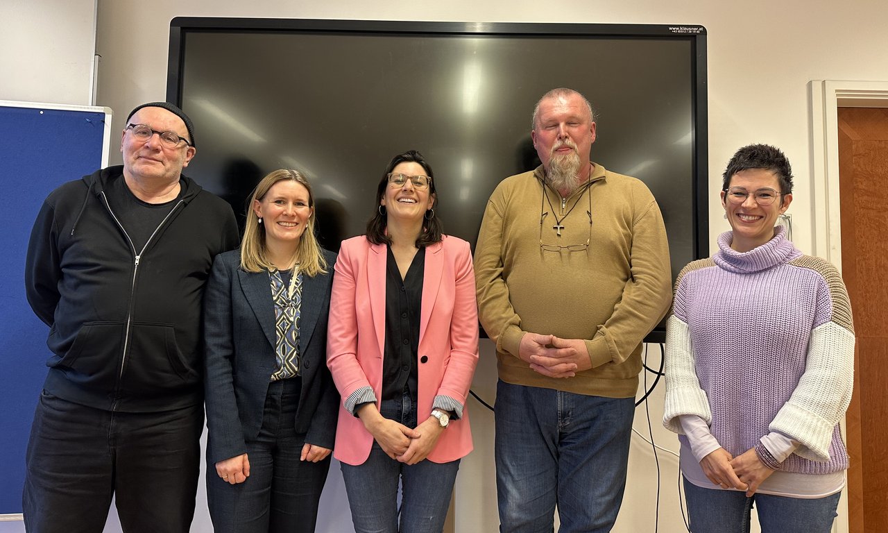 Gruppenfoto mit Frau Prof. Sabine Konrad im Übungsraum Katechetik