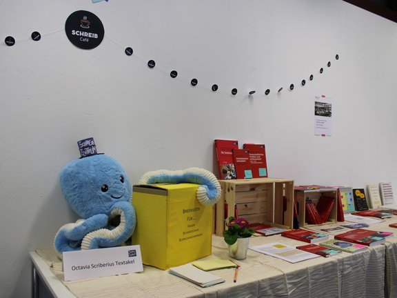 Dekorierter Tisch mit Büchern zum wissenschaftlichen Schreiben