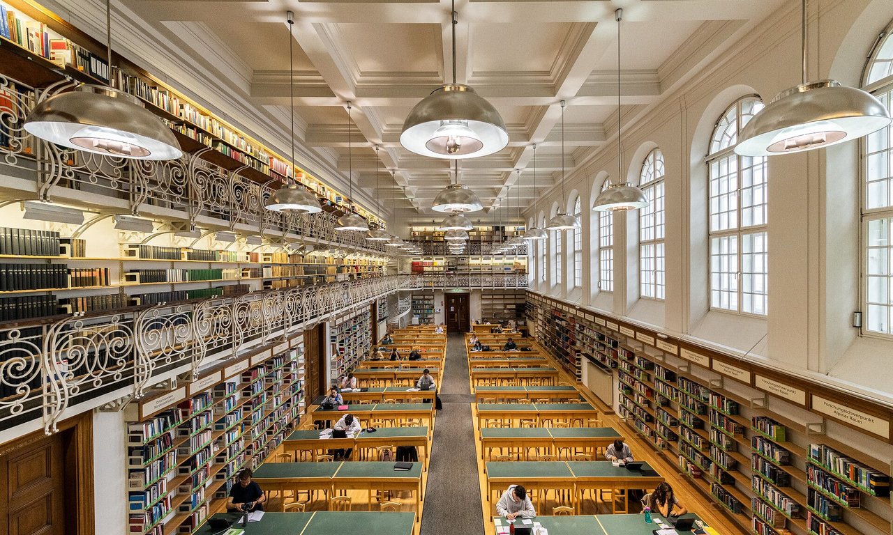 Blick von oben in den historischen Lesesaal der Universitäts- und Landesbibliothek.