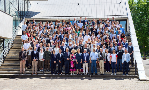 Wissenschafts- und Forschungsministerin Eva-Maria Holzleitner und OeAD-Geschäftsführer Jakob Calice mit den Award-Gewinner:innen