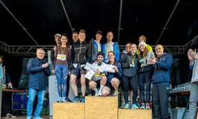 Die Sieger des letzten Jahre auf dem Podest bei der Preisverleihung