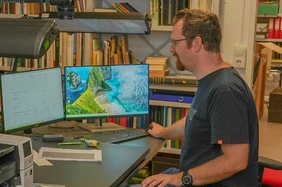 Philipp Lehar sitzt am Schreibtisch.