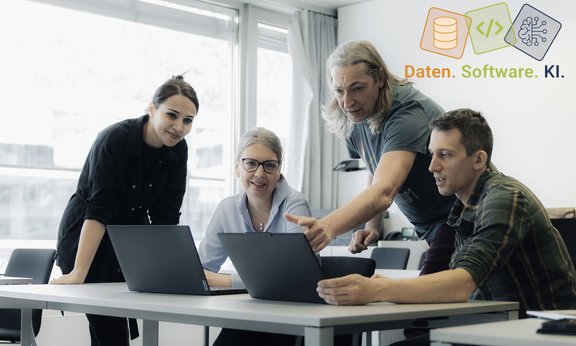 Gruppen von Menschen, die am Schreibtisch sitzt.