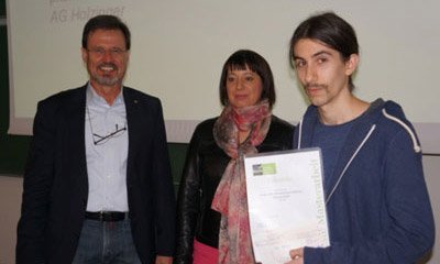 Überreichung des Preises; von rechts nach links: Preisträger Klaus Herburger, MSc., Univ. Prof. Dr. Ilse Kranner und Univ. Prof. Dr. Klaus Oeggl