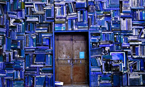 Viele alte Bücher, aufgestapelt um eine schwere Metalltür