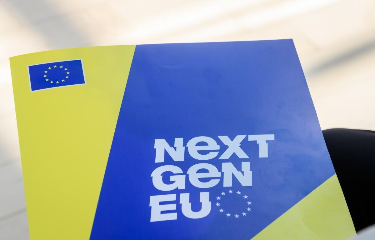 Ein Foto eines blau - gelben Flyers der Europäischen Union über das Aufbaupaket "Next Generation EU".