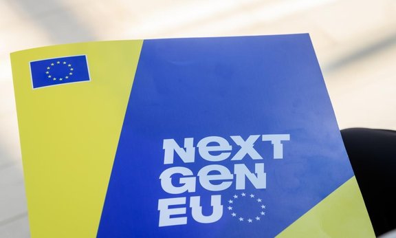 Ein Foto eines blau - gelben Flyers der Europäischen Union über das Aufbaupaket "Next Generation EU".