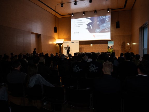 Foto von Publikum und Bühne