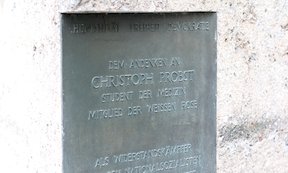 Gedenktafel für Christoph Probst am Vorplatz der Universität Innsbruck