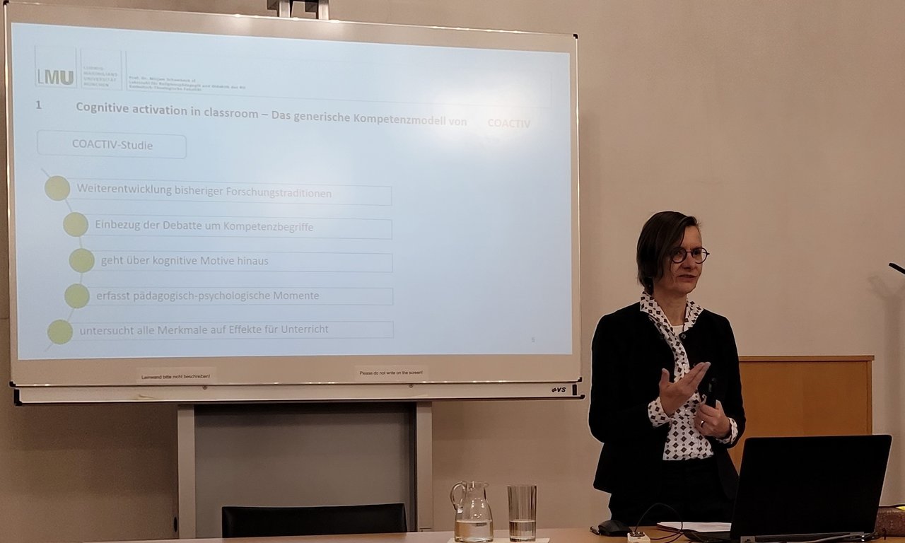 zu sehen ist Mirjam Schambeck bei einem Vortrag.