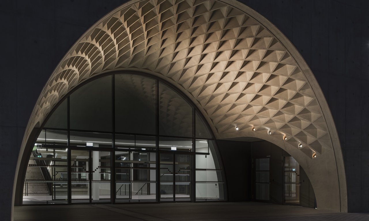 Blick auf das Kunstwerk PORTAL am Eingang des neuen Gebäudes am Innrain 52a