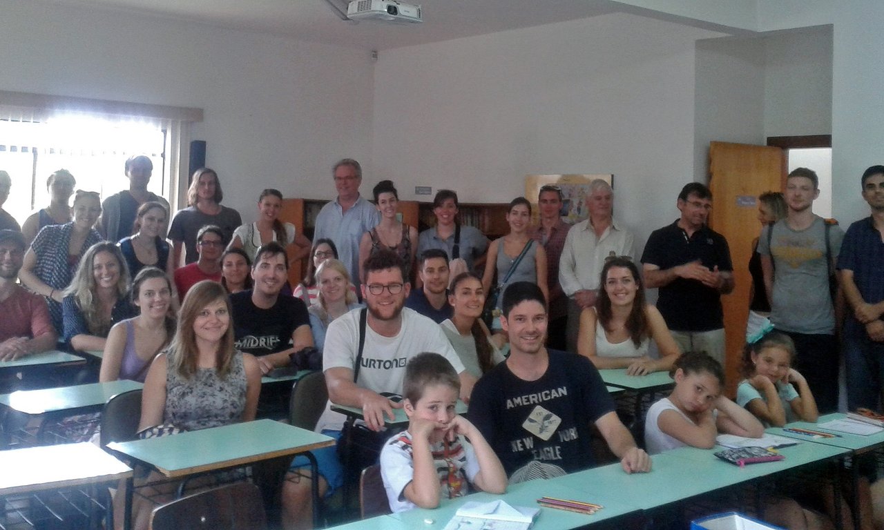 Eine Studierendengruppe auf Besuch in Treze Tílias.