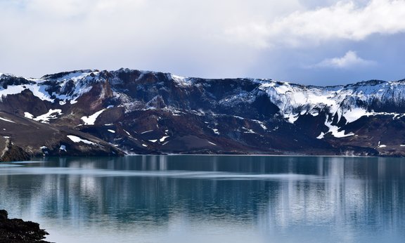 Bild des Erdrutsches am Askja-See in Island.