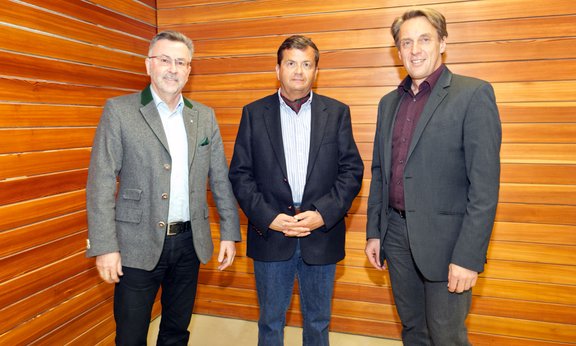 proHolz-Geschäftsführer Rüdiger Lex, Dekan Günter Hofstetter und Anton Kraler, Leiter des Arbeitsbereichs Holzbau an der Universität Innsbruck