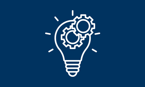 Grafik mit Glühbirne und Zahnrädern