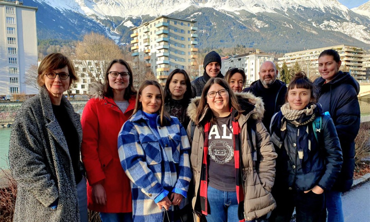 Gruppenfoto mit zehn Personen im Freien an der Innpromenade.