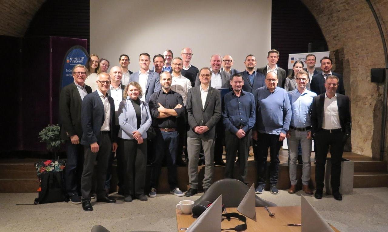 Gruppenfoto von 25 Personen.