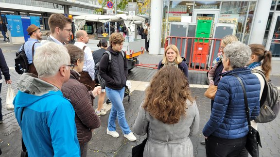 Zu sehen sind die Mitglieder des Instituts für Praktische Theologie in der Stadt München.