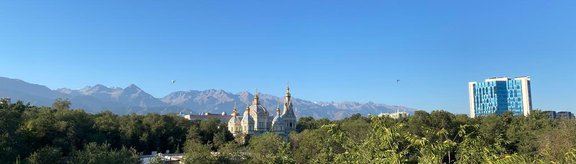 Almaty, im Hintergrund Tien-Shan-Gebirge