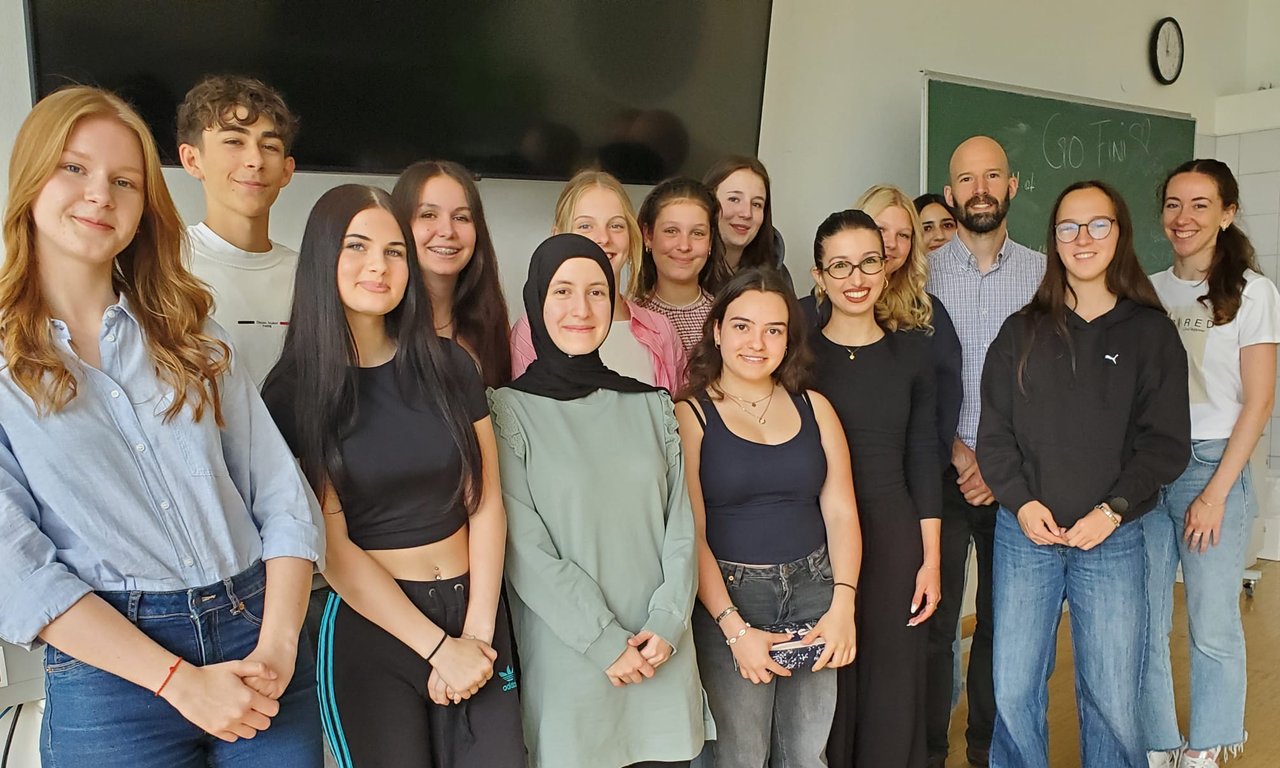 Schüler:innen der HLWest mit Nicola Brocca und Nadine Mair